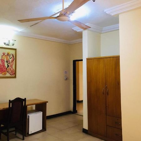 Room In Bb - Double Room With Balcony Accra Buitenkant foto