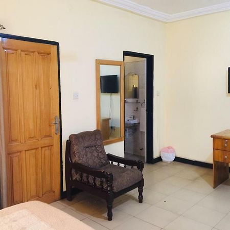 Room In Bb - Double Room With Balcony Accra Buitenkant foto