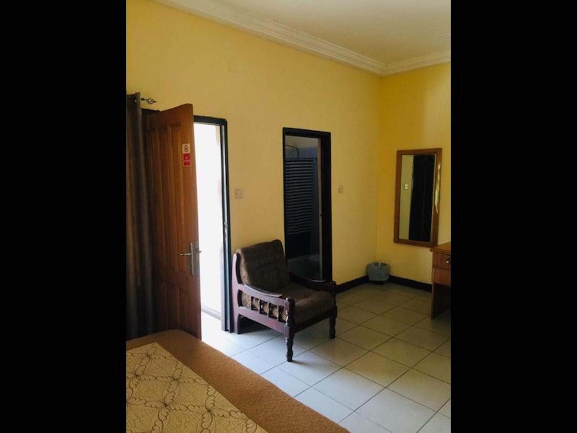 Room In Bb - Double Room With Balcony Accra Buitenkant foto