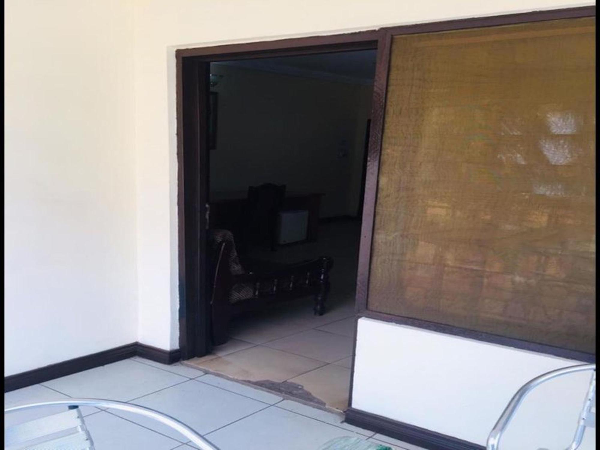 Room In Bb - Double Room With Balcony Accra Buitenkant foto