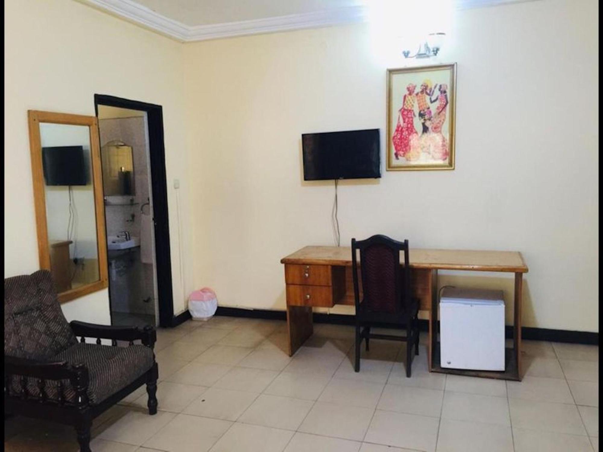 Room In Bb - Double Room With Balcony Accra Buitenkant foto