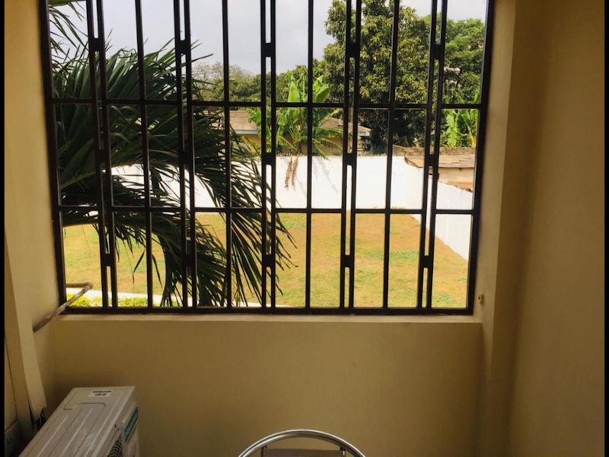 Room In Bb - Double Room With Balcony Accra Buitenkant foto