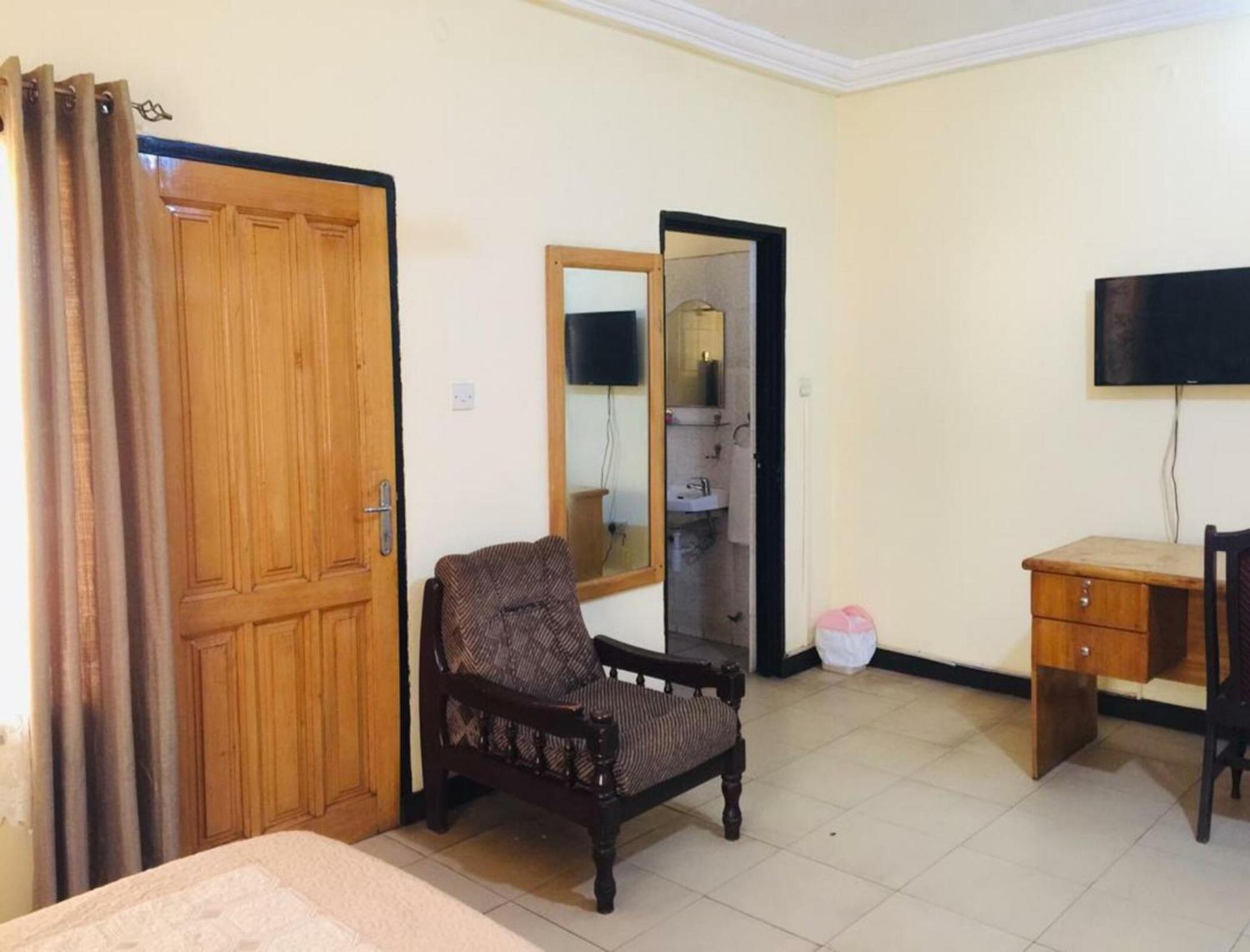 Room In Bb - Double Room With Balcony Accra Buitenkant foto